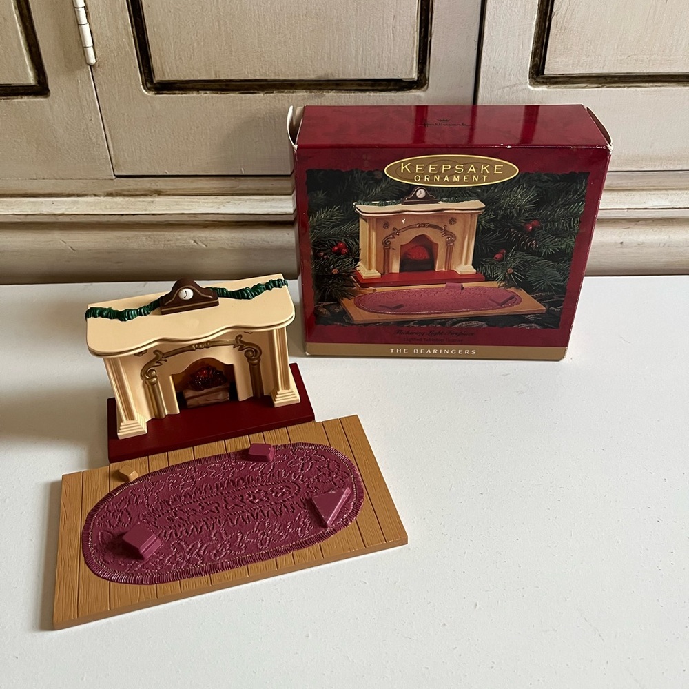 1993 Hallmark Keepsake Christmas The Bearingers Flickering lighted Fireplace